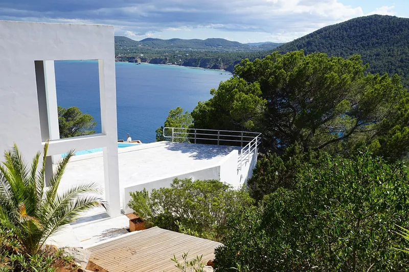 Modernizirana vila s bazenom i pogledom na more